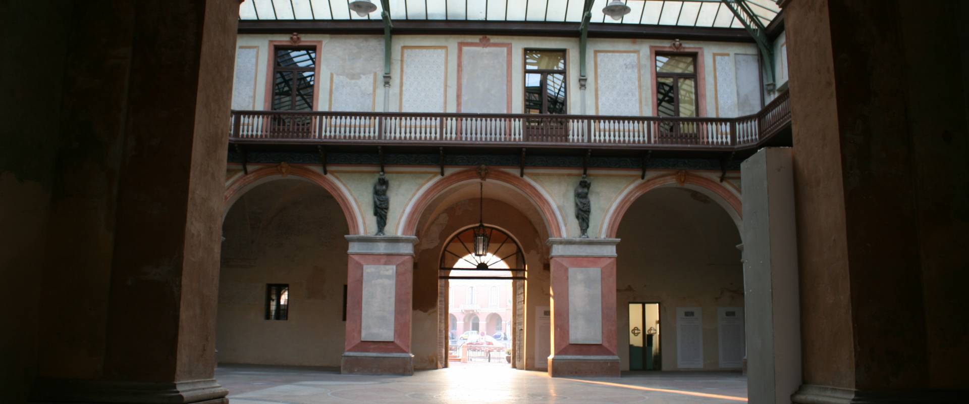 Cortile interno di palazzo ducale foto di Elesorez